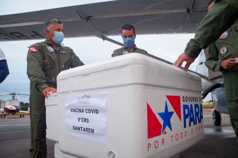 Vacinas para combater o Covid19 chegam a Belém para serem distribuídas pelos quatro cantos do Estado. <div class='credito_fotos'>Foto: Pedro Guerreiro / Ag. Pará   |   <a href='/midias/2021/originais/7202_9ab3eb99-b4df-c3de-8cf2-5de29f9d06c6.jpg' download><i class='fa-solid fa-download'></i> Download</a></div>