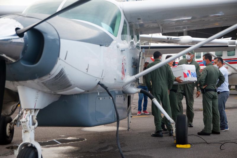 Vacinas para combater o Covid19 chegam a Belém para serem distribuídas pelos quatro cantos do Estado. <div class='credito_fotos'>Foto: Pedro Guerreiro / Ag. Pará   |   <a href='/midias/2021/originais/7202_9b745844-6e30-de0e-120b-fac0f2f9bee9.jpg' download><i class='fa-solid fa-download'></i> Download</a></div>