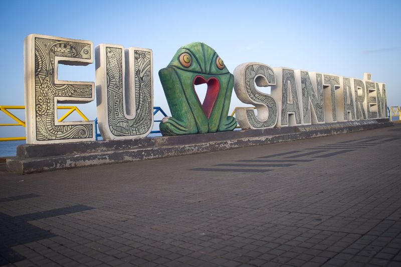 Cotidiano da cidade de Santarém um dia antes do Lockdown que tem como objetivo conter o avanço do COVID 19. <div class='credito_fotos'>Foto: Pedro Guerreiro / Ag. Pará   |   <a href='/midias/2021/originais/7264_025b9d1c-b347-8fd1-1a0e-136e7e3ade75.jpg' download><i class='fa-solid fa-download'></i> Download</a></div>