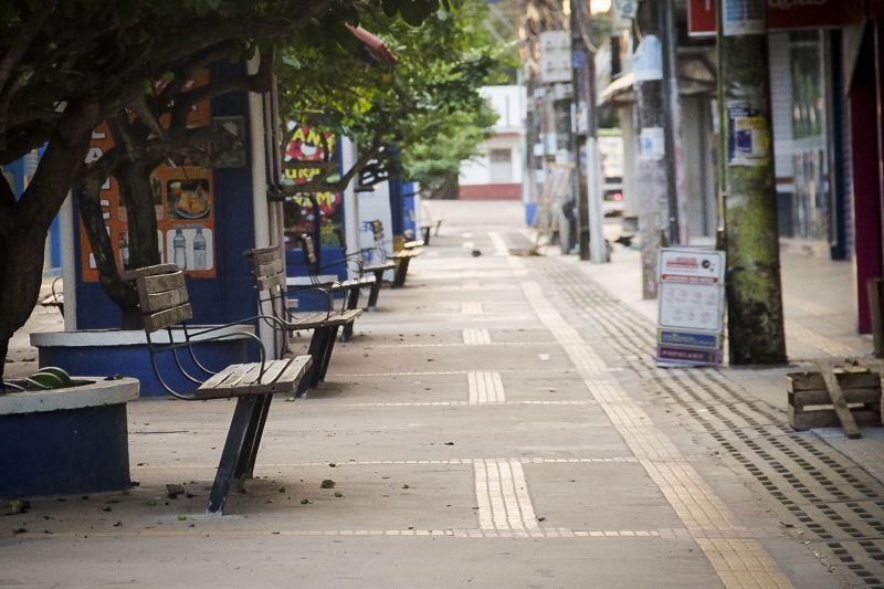 Cotidiano da cidade de Santarém um dia antes do Lockdown que tem como objetivo conter o avanço do COVID 19. <div class='credito_fotos'>Foto: Pedro Guerreiro / Ag. Pará   |   <a href='/midias/2021/originais/7264_043676d2-c8c0-d1c5-b959-a6e1a962a697.jpg' download><i class='fa-solid fa-download'></i> Download</a></div>