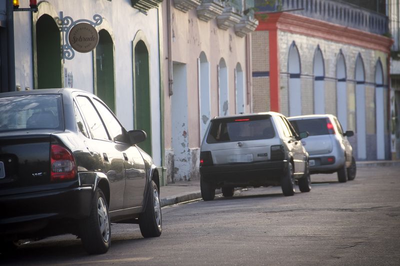 Cotidiano da cidade de Santarém um dia antes do Lockdown que tem como objetivo conter o avanço do COVID 19. <div class='credito_fotos'>Foto: Pedro Guerreiro / Ag. Pará   |   <a href='/midias/2021/originais/7264_05e63499-b691-761a-1438-1d16c68b4418.jpg' download><i class='fa-solid fa-download'></i> Download</a></div>