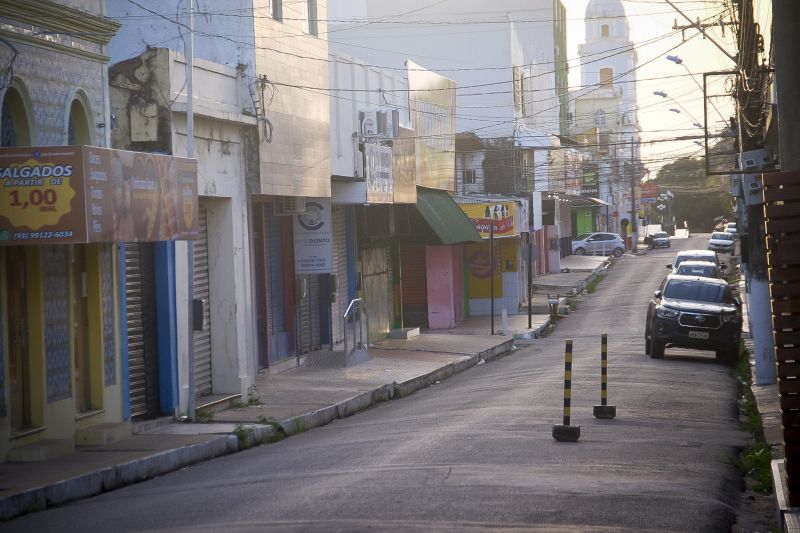 Cotidiano da cidade de Santarém um dia antes do Lockdown que tem como objetivo conter o avanço do COVID 19. <div class='credito_fotos'>Foto: Pedro Guerreiro / Ag. Pará   |   <a href='/midias/2021/originais/7264_a6550eb2-54dc-16bd-9e8e-ff082baaf0c9.jpg' download><i class='fa-solid fa-download'></i> Download</a></div>