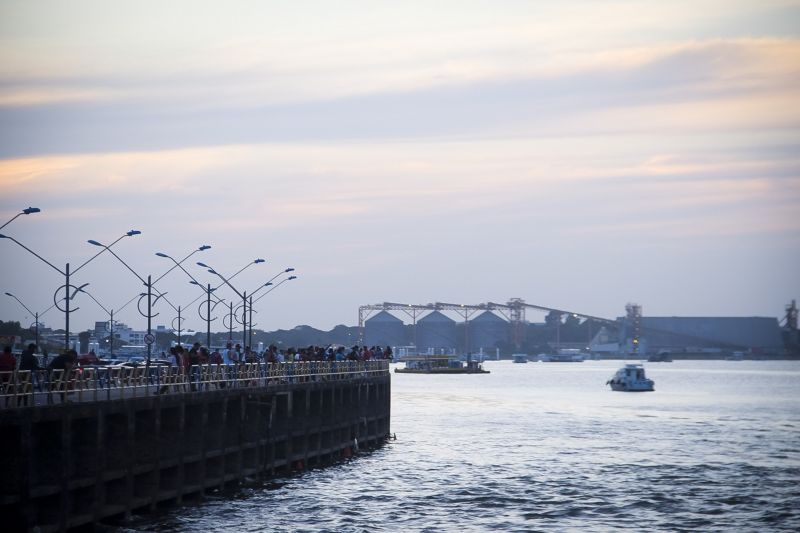 Cotidiano da cidade de Santarém um dia antes do Lockdown que tem como objetivo conter o avanço do COVID 19. <div class='credito_fotos'>Foto: Pedro Guerreiro / Ag. Pará   |   <a href='/midias/2021/originais/7264_db71a508-bdf7-7950-b5c2-2df7d765bfb2.jpg' download><i class='fa-solid fa-download'></i> Download</a></div>