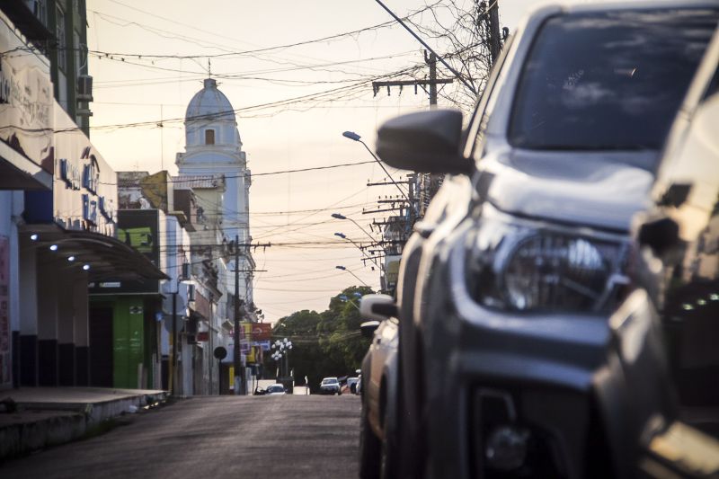 Cotidiano da cidade de Santarém um dia antes do Lockdown que tem como objetivo conter o avanço do COVID 19. <div class='credito_fotos'>Foto: Pedro Guerreiro / Ag. Pará   |   <a href='/midias/2021/originais/7264_eb9c02f3-206a-81b7-ae75-cced62459671.jpg' download><i class='fa-solid fa-download'></i> Download</a></div>