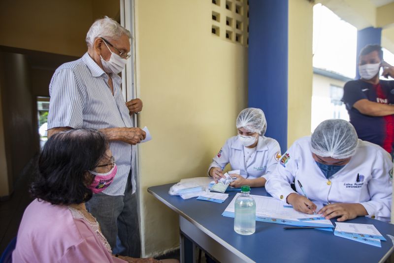 VacinaÃ§Ã£o contra Covid-19 (primeira dose), para idosos com 85 anos ou mais, na Escola de Enfermagem da Uepa, manhÃ£ desta quarta-feira, 3 de fevereiro de 2021.

FOTO: NAILANA THIELY
DATA: 03.02.21
BELÃ‰M-PARÃ <div class='credito_fotos'>Foto: Nailana Thiely / Ascom Uepa   |   <a href='/midias/2021/originais/7274_4d9ea127-46be-3bf9-12c7-4e7f9e06149b.jpg' download><i class='fa-solid fa-download'></i> Download</a></div>