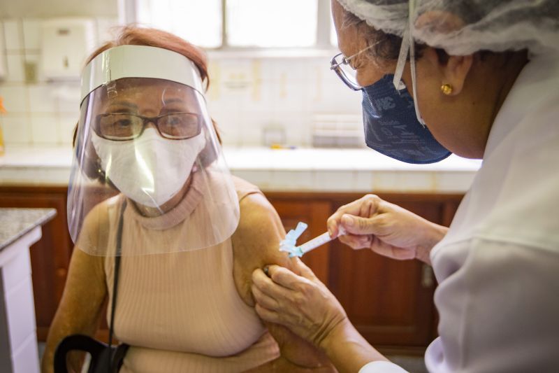 VacinaÃ§Ã£o contra Covid-19 (primeira dose), para idosos com 85 anos ou mais, na Escola de Enfermagem da Uepa, manhÃ£ desta quarta-feira, 3 de fevereiro de 2021.

FOTO: NAILANA THIELY
DATA: 03.02.21
BELÃ‰M-PARÃ <div class='credito_fotos'>Foto: Nailana Thiely / Ascom Uepa   |   <a href='/midias/2021/originais/7274_867ecb12-3c7d-6bf9-296f-91fbfc09afa4.jpg' download><i class='fa-solid fa-download'></i> Download</a></div>