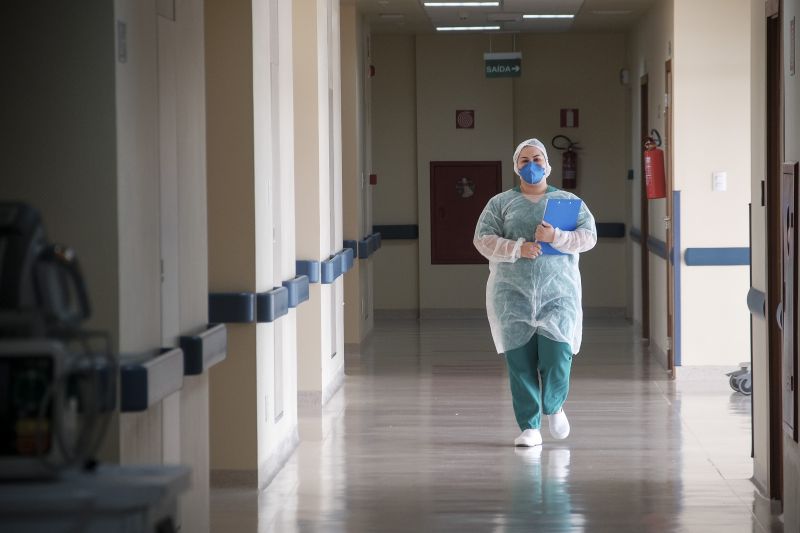 Itaituba, Pará, Brasil. Hospital Regional de Itaituba, Oeste paraense, atende e investe no atendimento com excelência técnica e humanizada para recuperação de pacientes com Covid-19. <div class='credito_fotos'>Foto: Pedro Guerreiro / Ag. Pará   |   <a href='/midias/2021/originais/7297_52b15580-3389-8663-0e0c-a87a14695dc6.jpg' download><i class='fa-solid fa-download'></i> Download</a></div>