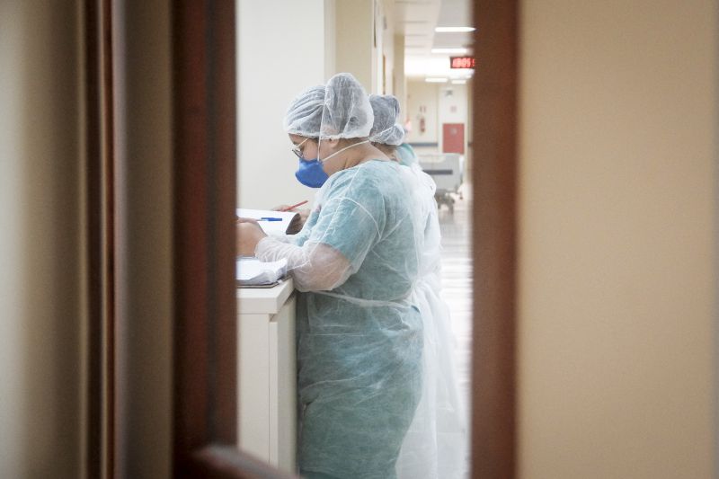 Itaituba, Pará, Brasil. Hospital Regional de Itaituba, Oeste paraense, atende e investe no atendimento com excelência técnica e humanizada para recuperação de pacientes com Covid-19. <div class='credito_fotos'>Foto: Pedro Guerreiro / Ag. Pará   |   <a href='/midias/2021/originais/7297_7cd3df60-4443-f67b-2fa3-a4dcd689e56c.jpg' download><i class='fa-solid fa-download'></i> Download</a></div>