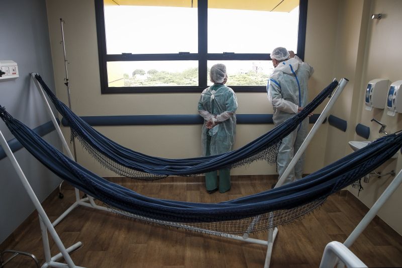 Itaituba, Pará, Brasil. Hospital Regional de Itaituba, Oeste paraense, atende e investe no atendimento com excelência técnica e humanizada para recuperação de pacientes com Covid-19. <div class='credito_fotos'>Foto: Pedro Guerreiro / Ag. Pará   |   <a href='/midias/2021/originais/7297_d0f0cc8d-ed0a-b98b-cf38-ad3dedaf143e.jpg' download><i class='fa-solid fa-download'></i> Download</a></div>