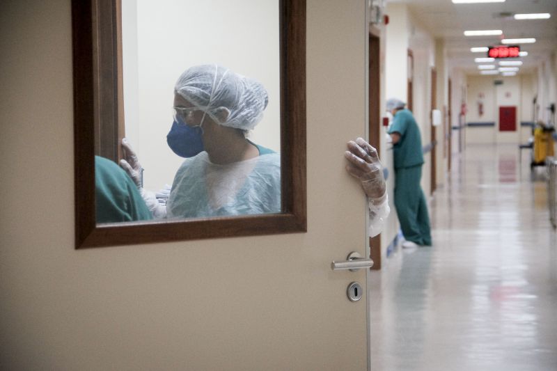 Itaituba, Pará, Brasil. Hospital Regional de Itaituba, Oeste paraense, atende e investe no atendimento com excelência técnica e humanizada para recuperação de pacientes com Covid-19. <div class='credito_fotos'>Foto: Pedro Guerreiro / Ag. Pará   |   <a href='/midias/2021/originais/7297_d4e7c941-6c9e-fe33-b444-59da6af3de73.jpg' download><i class='fa-solid fa-download'></i> Download</a></div>