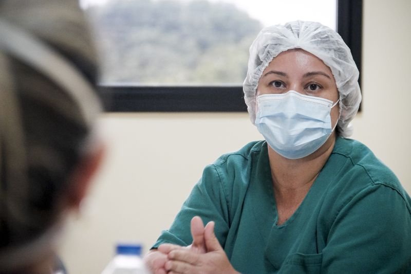 Itaituba, Pará, Brasil. Hospital Regional de Itaituba, Oeste paraense, atende e investe no atendimento com excelência técnica e humanizada para recuperação de pacientes com Covid-19.a Assistênte sosial Lilian Moraes dos Santo <div class='credito_fotos'>Foto: Pedro Guerreiro / Ag. Pará   |   <a href='/midias/2021/originais/7297_d7db44f4-cd58-9288-dc2f-652092aafa06.jpg' download><i class='fa-solid fa-download'></i> Download</a></div>