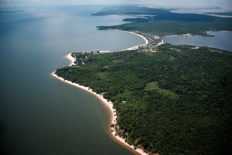 De Santarém a Proximidades de Oriximiná - PA, imagens dos campos alagados e rios. <div class='credito_fotos'>Foto: Pedro Guerreiro / Ag. Pará   |   <a href='/midias/2021/originais/7447_fb43cbc8-e285-1ec1-95da-3fb63bc65312.jpg' download><i class='fa-solid fa-download'></i> Download</a></div>