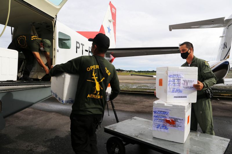 Estado distribui, de Belém, vacinas contra covid-19 para interior
 <div class='credito_fotos'>Foto: Bruno Cecim / Ag.Pará   |   <a href='/midias/2021/originais/7449_66ac4539-1ebb-1cf1-b907-4f24db81edb7.jpg' download><i class='fa-solid fa-download'></i> Download</a></div>