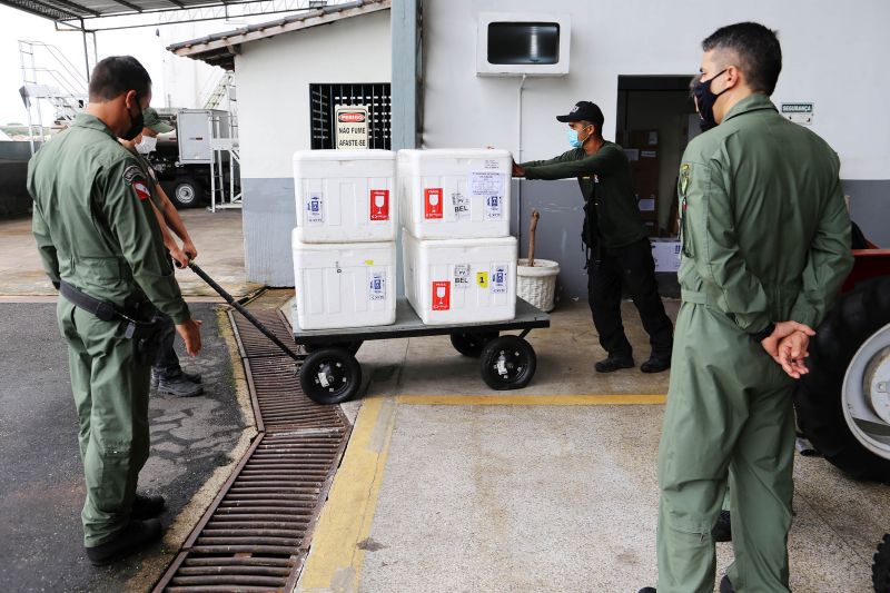 Estado distribui, de Belém, vacinas contra covid-19 para interior
 <div class='credito_fotos'>Foto: Bruno Cecim / Ag.Pará   |   <a href='/midias/2021/originais/7449_c5929ff3-7c45-0301-8529-d96e0d04380f.jpg' download><i class='fa-solid fa-download'></i> Download</a></div>