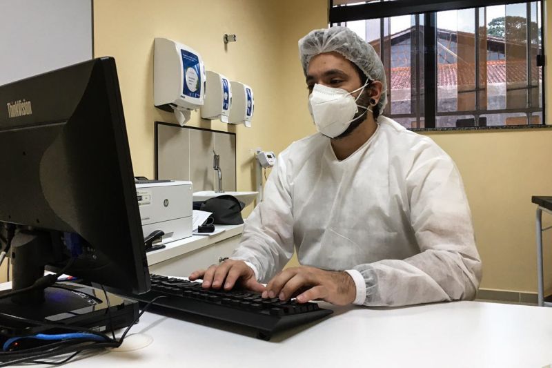  atendimento Covid-19 da Policlínica Metropolitana.

Imagem 01 e 02 - Recepção
Imagem 03 e 04 - Triagem com Enfermagem
Imagem 05 a 08 - Kayo Silva Gustavo, clínico geral, 30 anos. // Edson Carvalho, aposentado, 70 anos.
Imagem 09 - Triagem

As imagens foram autorizadas pelos mesmos. 

Atenciosamente,
Elson Santos
Setor de Comunicação - Policlínica Metropolitana

 <div class='credito_fotos'>Foto: Divulgação   |   <a href='/midias/2021/originais/7491_1cb82431-02b9-630f-1cdf-8b7333d6cbfa.jpg' download><i class='fa-solid fa-download'></i> Download</a></div>