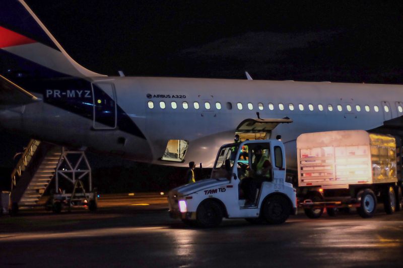 Mais uma remessa de vacinas contra a Covid-19 chega ao Pará na madrugada desta sexta-feira (2), enviada pelo Ministério da Saúde. São 234.150 doses, sendo 215.400 da CoronaVac/Sinovac, imunizante desenvolvido no Brasil pelo Instituto Butantan, e 18.750 da Oxford/AstraZeneca, produzida pela Fundação Oswaldo Cruz (Fiocruz). Esta é a 11ª remessa enviada ao Estado, que agora totaliza 1.331.090 doses recebidas. <div class='credito_fotos'>Foto: Pedro Guerreiro / Ag. Pará   |   <a href='/midias/2021/originais/7509_14329c75-dd4f-5670-2406-826919df8572.jpg' download><i class='fa-solid fa-download'></i> Download</a></div>