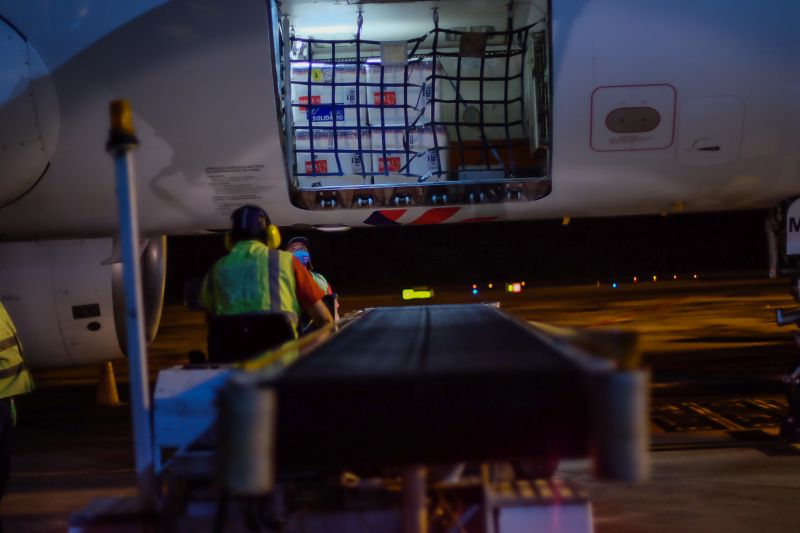 Mais uma remessa de vacinas contra a Covid-19 chega ao Pará na madrugada desta sexta-feira (2), enviada pelo Ministério da Saúde. São 234.150 doses, sendo 215.400 da CoronaVac/Sinovac, imunizante desenvolvido no Brasil pelo Instituto Butantan, e 18.750 da Oxford/AstraZeneca, produzida pela Fundação Oswaldo Cruz (Fiocruz). Esta é a 11ª remessa enviada ao Estado, que agora totaliza 1.331.090 doses recebidas. <div class='credito_fotos'>Foto: Pedro Guerreiro / Ag. Pará   |   <a href='/midias/2021/originais/7509_bd37b835-4bed-2037-a9a1-e9070053c065.jpg' download><i class='fa-solid fa-download'></i> Download</a></div>