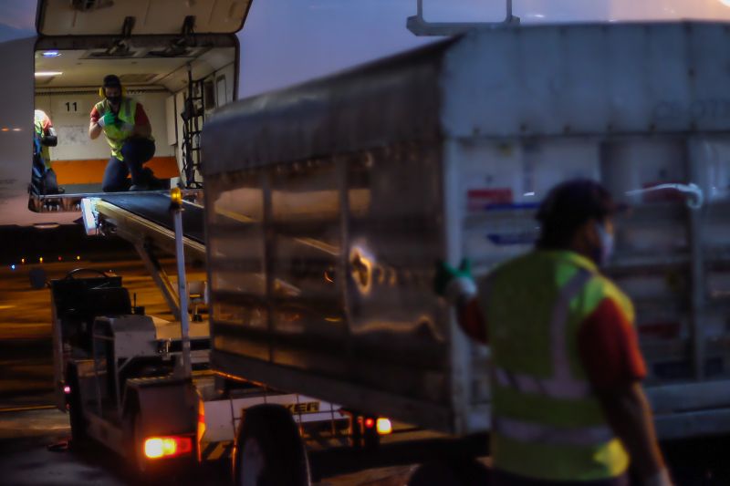 Mais uma remessa de vacinas contra a Covid-19 chega ao Pará na madrugada desta sexta-feira (2), enviada pelo Ministério da Saúde. São 234.150 doses, sendo 215.400 da CoronaVac/Sinovac, imunizante desenvolvido no Brasil pelo Instituto Butantan, e 18.750 da Oxford/AstraZeneca, produzida pela Fundação Oswaldo Cruz (Fiocruz). Esta é a 11ª remessa enviada ao Estado, que agora totaliza 1.331.090 doses recebidas. <div class='credito_fotos'>Foto: Pedro Guerreiro / Ag. Pará   |   <a href='/midias/2021/originais/7509_e458b549-20d5-4dd0-3879-a848485e8ee0.jpg' download><i class='fa-solid fa-download'></i> Download</a></div>