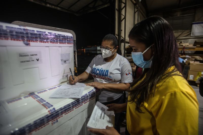 Mais uma remessa de vacinas contra a Covid-19 chega ao Pará na madrugada desta sexta-feira (2), enviada pelo Ministério da Saúde. São 234.150 doses, sendo 215.400 da CoronaVac/Sinovac, imunizante desenvolvido no Brasil pelo Instituto Butantan, e 18.750 da Oxford/AstraZeneca, produzida pela Fundação Oswaldo Cruz (Fiocruz). Esta é a 11ª remessa enviada ao Estado, que agora totaliza 1.331.090 doses recebidas. <div class='credito_fotos'>Foto: Alex Ribeiro / Ag. Pará   |   <a href='/midias/2021/originais/7510_3ad35363-64bd-e33c-af82-f5eb83abf67e.jpg' download><i class='fa-solid fa-download'></i> Download</a></div>