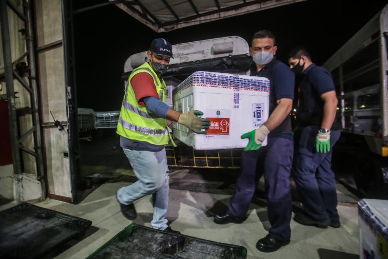 Mais uma remessa de vacinas contra a Covid-19 chega ao Pará na madrugada desta sexta-feira (2), enviada pelo Ministério da Saúde. São 234.150 doses, sendo 215.400 da CoronaVac/Sinovac, imunizante desenvolvido no Brasil pelo Instituto Butantan, e 18.750 da Oxford/AstraZeneca, produzida pela Fundação Oswaldo Cruz (Fiocruz). Esta é a 11ª remessa enviada ao Estado, que agora totaliza 1.331.090 doses recebidas. <div class='credito_fotos'>Foto: Alex Ribeiro / Ag. Pará   |   <a href='/midias/2021/originais/7510_b9191b00-bc59-cb02-a454-7f855bf1173f.jpg' download><i class='fa-solid fa-download'></i> Download</a></div>