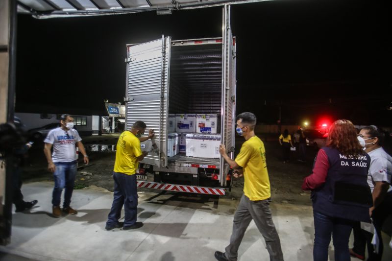 Mais uma remessa de vacinas contra a Covid-19 chega ao Pará na madrugada desta sexta-feira (2), enviada pelo Ministério da Saúde. São 234.150 doses, sendo 215.400 da CoronaVac/Sinovac, imunizante desenvolvido no Brasil pelo Instituto Butantan, e 18.750 da Oxford/AstraZeneca, produzida pela Fundação Oswaldo Cruz (Fiocruz). Esta é a 11ª remessa enviada ao Estado, que agora totaliza 1.331.090 doses recebidas. <div class='credito_fotos'>Foto: Alex Ribeiro / Ag. Pará   |   <a href='/midias/2021/originais/7510_ca80cc13-799e-d8d4-30ab-e85e3c97d4d8.jpg' download><i class='fa-solid fa-download'></i> Download</a></div>