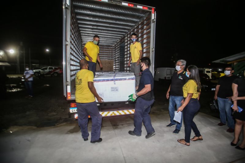 Mais uma remessa de vacinas contra a Covid-19 chega ao Pará na madrugada desta sexta-feira (2), enviada pelo Ministério da Saúde. São 234.150 doses, sendo 215.400 da CoronaVac/Sinovac, imunizante desenvolvido no Brasil pelo Instituto Butantan, e 18.750 da Oxford/AstraZeneca, produzida pela Fundação Oswaldo Cruz (Fiocruz). Esta é a 11ª remessa enviada ao Estado, que agora totaliza 1.331.090 doses recebidas. <div class='credito_fotos'>Foto: Alex Ribeiro / Ag. Pará   |   <a href='/midias/2021/originais/7510_f7fc5fd4-ccb7-e7b3-db0c-ec067f814627.jpg' download><i class='fa-solid fa-download'></i> Download</a></div>