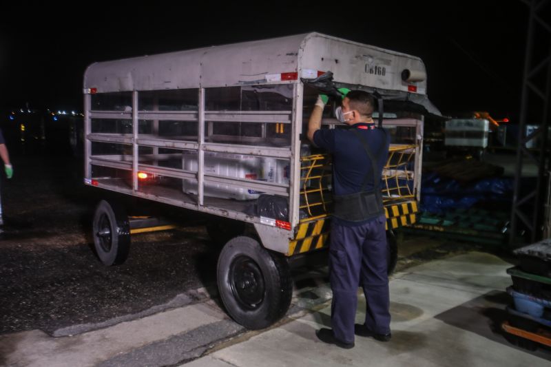 Mais uma remessa de vacinas contra a Covid-19 chega ao Pará na madrugada desta sexta-feira (2), enviada pelo Ministério da Saúde. São 234.150 doses, sendo 215.400 da CoronaVac/Sinovac, imunizante desenvolvido no Brasil pelo Instituto Butantan, e 18.750 da Oxford/AstraZeneca, produzida pela Fundação Oswaldo Cruz (Fiocruz). Esta é a 11ª remessa enviada ao Estado, que agora totaliza 1.331.090 doses recebidas. <div class='credito_fotos'>Foto: Alex Ribeiro / Ag. Pará   |   <a href='/midias/2021/originais/7510_f8544840-2cc6-519a-3572-5098c4466dd0.jpg' download><i class='fa-solid fa-download'></i> Download</a></div>