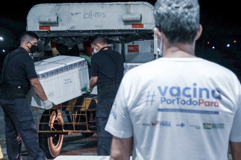 O estado do Pará recebeu, na madrugada desta sexta-feira (9), mais uma remessa de doses de vacina contra a Covid-19 enviada pelo Ministério da Saúde, totalizando 116.200 doses, sendo 52.200 da vacina CoronaVac/Sinovac, produzida pela Fundação Butantan, e 64 mil da Oxford/AstraZeneca, fabricada pela Fundação Oswaldo Cruz (Fiocruz). Agora, o Pará contabiliza o recebimento de um total de 1.447.290 doses.

foto: pedro guerreiro/agpara <div class='credito_fotos'>Foto: Pedro Guerreiro / Ag. Pará   |   <a href='/midias/2021/originais/7522_ec7876a9-a8fa-e3ad-297b-45f2b012d9db.jpg' download><i class='fa-solid fa-download'></i> Download</a></div>