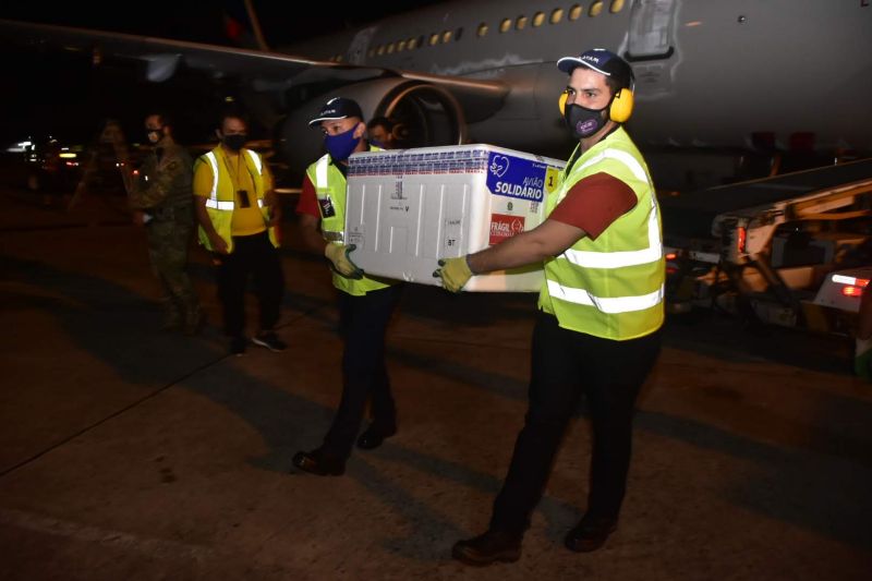 O estado do Pará recebeu, na madrugada desta sexta-feira (9), mais uma remessa de doses de vacina contra a Covid-19 enviada pelo Ministério da Saúde, totalizando 116.200 doses, sendo 52.200 da vacina CoronaVac/Sinovac, produzida pela Fundação Butantan, e 64 mil da Oxford/AstraZeneca, fabricada pela Fundação Oswaldo Cruz (Fiocruz). Agora, o Pará contabiliza o recebimento de um total de 1.447.290 doses.

FOTO: RICARDO AMANAJAS/AGPARA <div class='credito_fotos'>Foto: Ricardo Amanajás / Ag. Pará   |   <a href='/midias/2021/originais/7523_2b6b1aa8-2f31-0618-736c-4f7737cdf1b2.jpg' download><i class='fa-solid fa-download'></i> Download</a></div>