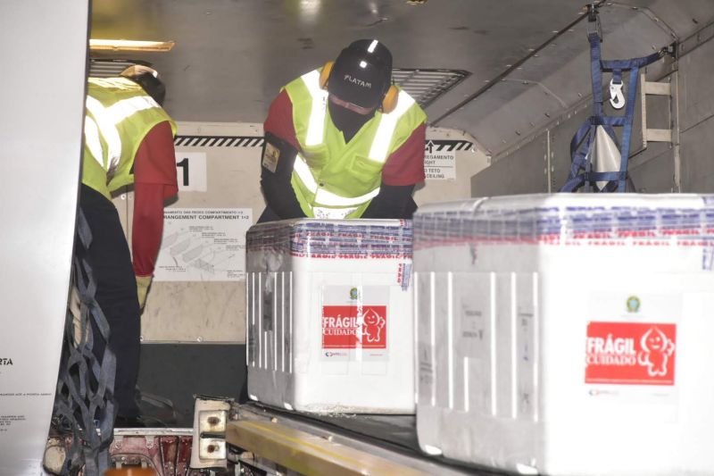 O estado do Pará recebeu, na madrugada desta sexta-feira (9), mais uma remessa de doses de vacina contra a Covid-19 enviada pelo Ministério da Saúde, totalizando 116.200 doses, sendo 52.200 da vacina CoronaVac/Sinovac, produzida pela Fundação Butantan, e 64 mil da Oxford/AstraZeneca, fabricada pela Fundação Oswaldo Cruz (Fiocruz). Agora, o Pará contabiliza o recebimento de um total de 1.447.290 doses.

FOTO: RICARDO AMANAJAS/AGPARA <div class='credito_fotos'>Foto: Ricardo Amanajás / Ag. Pará   |   <a href='/midias/2021/originais/7523_9c1cd8b0-6494-7742-9b20-62af4609e7ae.jpg' download><i class='fa-solid fa-download'></i> Download</a></div>