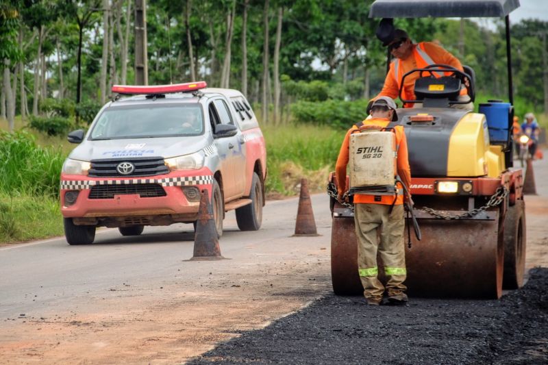 Uma das rodovias mais extensas do Estado do Pará, com mais de 330 quilômetros de extensão, a PA-150 recebe uma megaoperação de manutenção e conservação no trecho que vai de Abaetetuba a Jacundá, uma extensão de quase 290 quilômetros.

FOTO: PEDRO GUERREIRO / AG.PARA <div class='credito_fotos'>Foto: Pedro Guerreiro / Ag. Pará   |   <a href='/midias/2021/originais/7524_012d1622-2098-bc3b-1542-7726a9950186.jpg' download><i class='fa-solid fa-download'></i> Download</a></div>