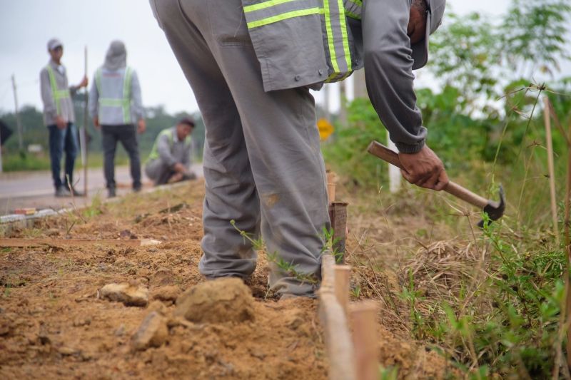 Uma das rodovias mais extensas do Estado do Pará, com mais de 330 quilômetros de extensão, a PA-150 recebe uma megaoperação de manutenção e conservação no trecho que vai de Abaetetuba a Jacundá, uma extensão de quase 290 quilômetros.

FOTO: PEDRO GUERREIRO / AG.PARA <div class='credito_fotos'>Foto: Pedro Guerreiro / Ag. Pará   |   <a href='/midias/2021/originais/7524_1bd725ed-da2d-ff24-328a-608566271573.jpg' download><i class='fa-solid fa-download'></i> Download</a></div>