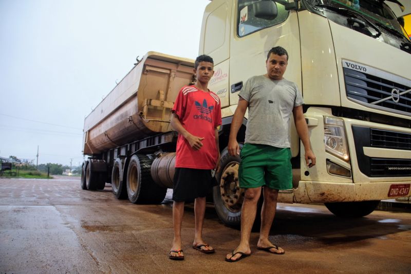 Uma das rodovias mais extensas do Estado do Pará, com mais de 330 quilômetros de extensão, a PA-150 recebe uma megaoperação de manutenção e conservação no trecho que vai de Abaetetuba a Jacundá, uma extensão de quase 290 quilômetros.

FOTO: PEDRO GUERREIRO / AG.PARA <div class='credito_fotos'>Foto: Pedro Guerreiro / Ag. Pará   |   <a href='/midias/2021/originais/7524_7da02612-28c4-bfb6-7bb7-a13f28f35120.jpg' download><i class='fa-solid fa-download'></i> Download</a></div>