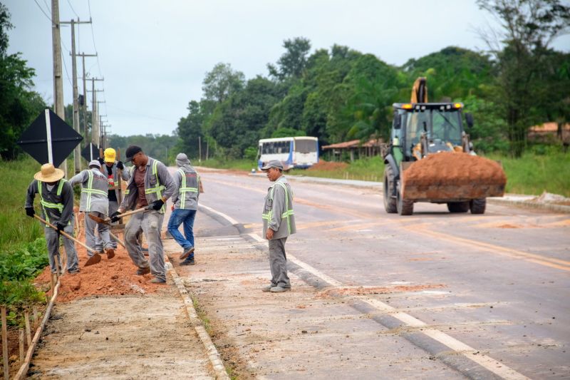 Uma das rodovias mais extensas do Estado do Pará, com mais de 330 quilômetros de extensão, a PA-150 recebe uma megaoperação de manutenção e conservação no trecho que vai de Abaetetuba a Jacundá, uma extensão de quase 290 quilômetros.

FOTO: PEDRO GUERREIRO / AG.PARA <div class='credito_fotos'>Foto: Pedro Guerreiro / Ag. Pará   |   <a href='/midias/2021/originais/7524_a2eb8a96-1096-f48d-e50e-f509af6e66ed.jpg' download><i class='fa-solid fa-download'></i> Download</a></div>