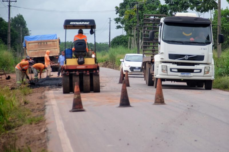 Uma das rodovias mais extensas do Estado do Pará, com mais de 330 quilômetros de extensão, a PA-150 recebe uma megaoperação de manutenção e conservação no trecho que vai de Abaetetuba a Jacundá, uma extensão de quase 290 quilômetros.

FOTO: PEDRO GUERREIRO / AG.PARA <div class='credito_fotos'>Foto: Pedro Guerreiro / Ag. Pará   |   <a href='/midias/2021/originais/7524_c9f10181-5584-9e8c-ada3-12fded175fc3.jpg' download><i class='fa-solid fa-download'></i> Download</a></div>