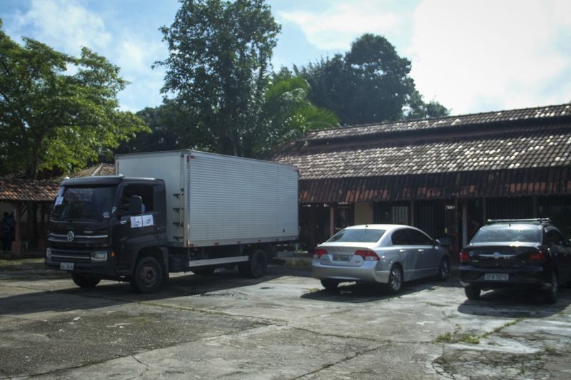 Belem, Para, Brasil. PARAPAZ entrega cestas basicas em diversos bairros de Belem. <div class='credito_fotos'>Foto: Pedro Guerreiro / Ag. Pará   |   <a href='/midias/2021/originais/7535_0ae1fe1f-a002-c350-24b2-08d1ae3e656b.jpg' download><i class='fa-solid fa-download'></i> Download</a></div>