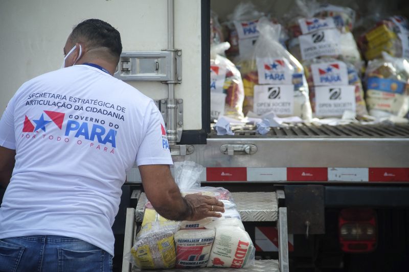 Belem, Para, Brasil. PARAPAZ entrega cestas basicas em diversos bairros de Belem. <div class='credito_fotos'>Foto: Pedro Guerreiro / Ag. Pará   |   <a href='/midias/2021/originais/7535_1ec6e758-42b0-e89f-eab3-85db19eba1e2.jpg' download><i class='fa-solid fa-download'></i> Download</a></div>