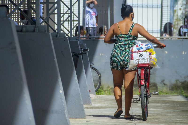 Belem, Para, Brasil. PARAPAZ entrega cestas basicas em diversos bairros de Belem. <div class='credito_fotos'>Foto: Pedro Guerreiro / Ag. Pará   |   <a href='/midias/2021/originais/7535_4bfbdb81-50bb-393a-03cd-52832761b6ec.jpg' download><i class='fa-solid fa-download'></i> Download</a></div>