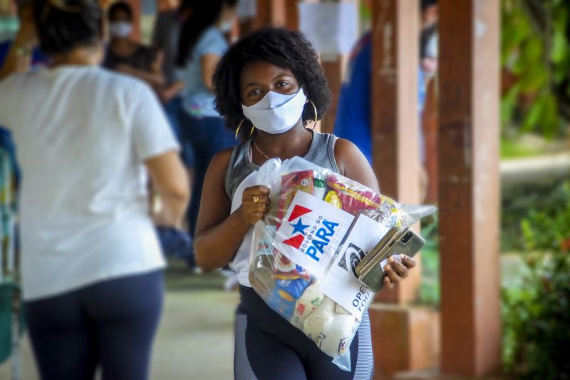 Belem, Para, Brasil. PARAPAZ entrega cestas basicas em diversos bairros de Belem. <div class='credito_fotos'>Foto: Pedro Guerreiro / Ag. Pará   |   <a href='/midias/2021/originais/7535_4f1a705d-b1a5-7f67-b6a4-dd40e4c52f51.jpg' download><i class='fa-solid fa-download'></i> Download</a></div>