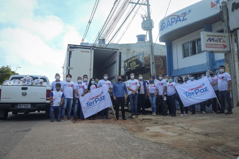 Belem, Para, Brasil. PARAPAZ entrega cestas basicas em diversos bairros de Belem. <div class='credito_fotos'>Foto: Pedro Guerreiro / Ag. Pará   |   <a href='/midias/2021/originais/7535_6e6516a8-83bf-132a-ec5d-4910c7d8eccc.jpg' download><i class='fa-solid fa-download'></i> Download</a></div>