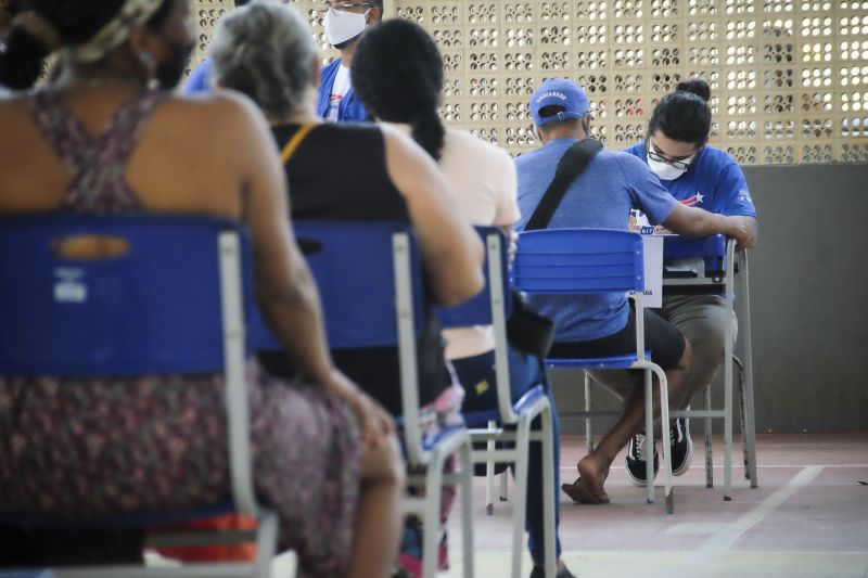 Belem, Para, Brasil. PARAPAZ entrega cestas basicas em diversos bairros de Belem. <div class='credito_fotos'>Foto: Pedro Guerreiro / Ag. Pará   |   <a href='/midias/2021/originais/7535_845adb9b-0c08-eb04-ae06-2f9082b3447c.jpg' download><i class='fa-solid fa-download'></i> Download</a></div>