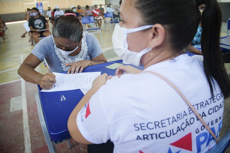 Belem, Para, Brasil. PARAPAZ entrega cestas basicas em diversos bairros de Belem. <div class='credito_fotos'>Foto: Pedro Guerreiro / Ag. Pará   |   <a href='/midias/2021/originais/7535_8f701328-614c-bc2f-b102-a7a75b1a3f29.jpg' download><i class='fa-solid fa-download'></i> Download</a></div>