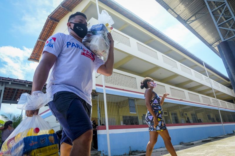 Belem, Para, Brasil. PARAPAZ entrega cestas basicas em diversos bairros de Belem. <div class='credito_fotos'>Foto: Pedro Guerreiro / Ag. Pará   |   <a href='/midias/2021/originais/7535_9db708c9-9f2d-8da5-66b3-cd80f2bf6f28.jpg' download><i class='fa-solid fa-download'></i> Download</a></div>