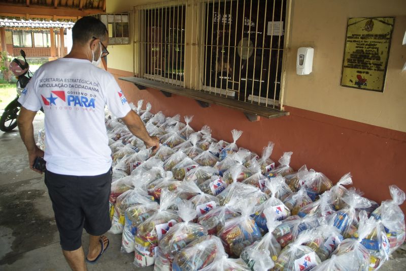 Belem, Para, Brasil. PARAPAZ entrega cestas basicas em diversos bairros de Belem. <div class='credito_fotos'>Foto: Pedro Guerreiro / Ag. Pará   |   <a href='/midias/2021/originais/7535_ca848b51-4864-eda3-4d5b-6da0dfb42b3a.jpg' download><i class='fa-solid fa-download'></i> Download</a></div>