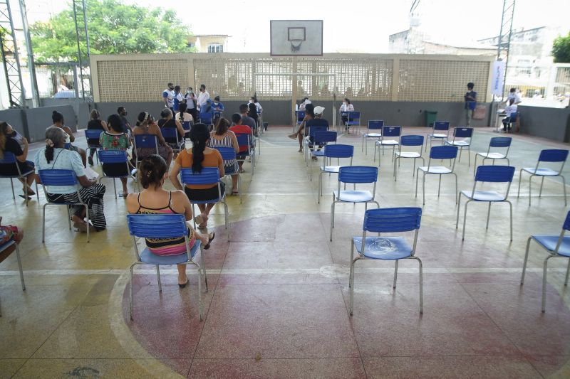 Belem, Para, Brasil. PARAPAZ entrega cestas basicas em diversos bairros de Belem. <div class='credito_fotos'>Foto: Pedro Guerreiro / Ag. Pará   |   <a href='/midias/2021/originais/7535_d5cb5bd4-953e-9644-3c7d-9b727f94cfc4.jpg' download><i class='fa-solid fa-download'></i> Download</a></div>