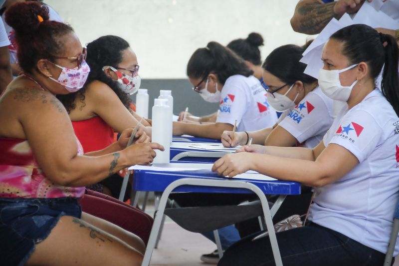 Belem, Para, Brasil. PARAPAZ entrega cestas basicas em diversos bairros de Belem. <div class='credito_fotos'>Foto: Pedro Guerreiro / Ag. Pará   |   <a href='/midias/2021/originais/7535_d7d8899e-b18e-f01e-27a1-1b05110a3b83.jpg' download><i class='fa-solid fa-download'></i> Download</a></div>