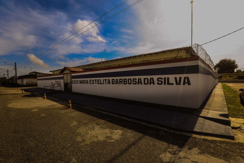 A Escola Estadual de Ensino Fundamental Maria Estelita Barbosa da Silva, no bairro do Coqueiro, em Belém, é a 57ª unidade de ensino reconstruída e entregue pelo Governo do Pará, por meio da Secretaria de Estado de Educação (Seduc), desde janeiro de 2019.

FOTO: JADER PAES/AGPARA <div class='credito_fotos'>Foto: Jader Paes / Agência Pará   |   <a href='/midias/2021/originais/7539_1d05290d-ecfe-043a-c6e1-a28917cbddab.jpg' download><i class='fa-solid fa-download'></i> Download</a></div>