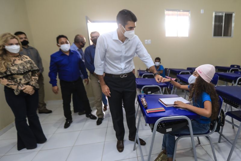 A Escola Estadual de Ensino Fundamental Maria Estelita Barbosa da Silva, no bairro do Coqueiro, em Belém, é a 57ª unidade de ensino reconstruída e entregue pelo Governo do Pará, por meio da Secretaria de Estado de Educação (Seduc), desde janeiro de 2019.

FOTO: JADER PAES/AGPARA <div class='credito_fotos'>Foto: Jader Paes / Agência Pará   |   <a href='/midias/2021/originais/7539_23edfef3-1fe0-7261-69c0-8db333236751.jpg' download><i class='fa-solid fa-download'></i> Download</a></div>