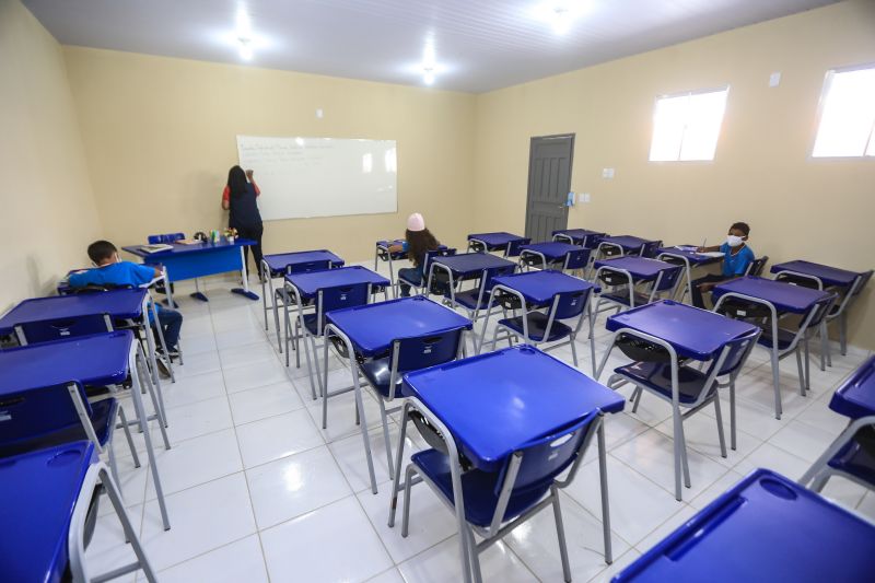 A Escola Estadual de Ensino Fundamental Maria Estelita Barbosa da Silva, no bairro do Coqueiro, em Belém, é a 57ª unidade de ensino reconstruída e entregue pelo Governo do Pará, por meio da Secretaria de Estado de Educação (Seduc), desde janeiro de 2019.

FOTO: JADER PAES/AGPARA <div class='credito_fotos'>Foto: Jader Paes / Agência Pará   |   <a href='/midias/2021/originais/7539_479a8cbc-8876-517e-268e-68351dda02f7.jpg' download><i class='fa-solid fa-download'></i> Download</a></div>