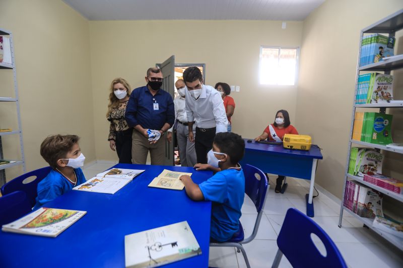 A Escola Estadual de Ensino Fundamental Maria Estelita Barbosa da Silva, no bairro do Coqueiro, em Belém, é a 57ª unidade de ensino reconstruída e entregue pelo Governo do Pará, por meio da Secretaria de Estado de Educação (Seduc), desde janeiro de 2019.

FOTO: JADER PAES/AGPARA <div class='credito_fotos'>Foto: Jader Paes / Agência Pará   |   <a href='/midias/2021/originais/7539_65e6ea8a-7db1-2bd2-2b1b-b2c6f4dc98b1.jpg' download><i class='fa-solid fa-download'></i> Download</a></div>